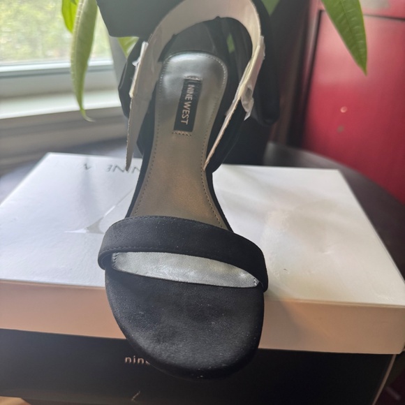 NWT NINE WEST KELSIE 2 BLACK SANDAL SZ 6.5 - Picture 2 of 3